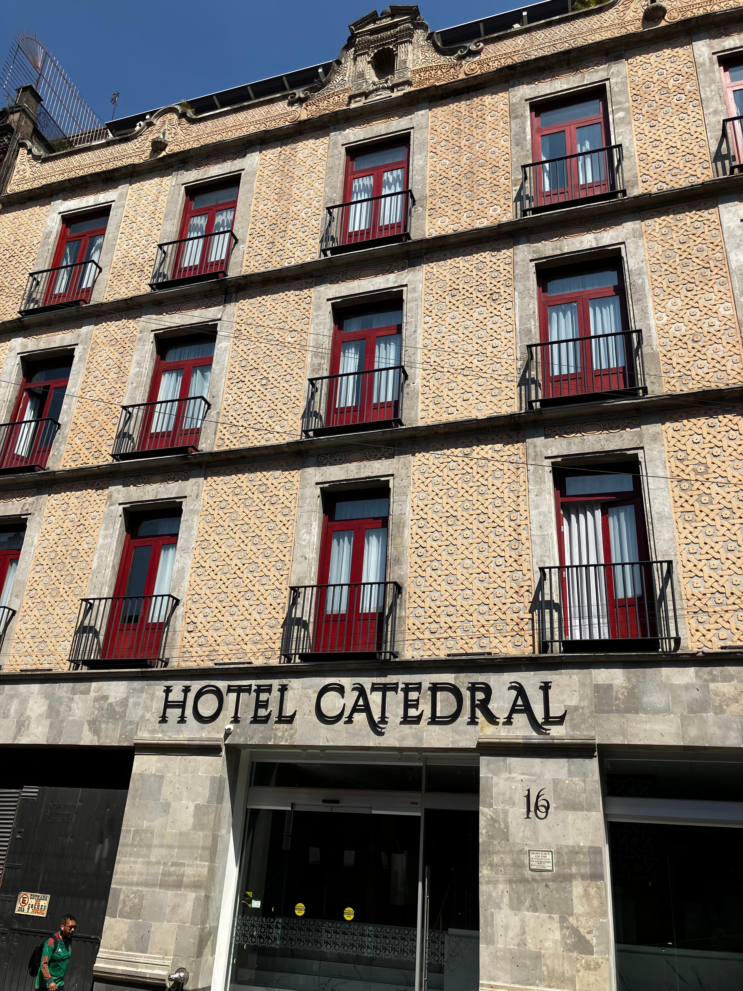 La façade côté nouvelle aile rénovée 