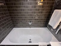 A bathtub to die for !