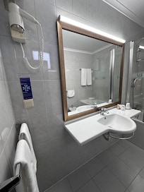 Secador de cabelos, amenities, toalhas de rosto.