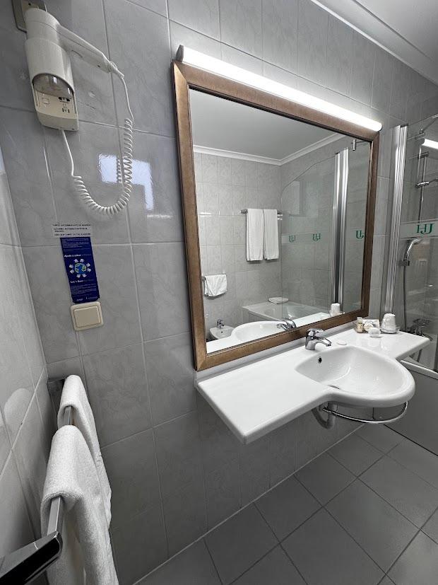 Secador de cabelos, amenities, toalhas de rosto. 
