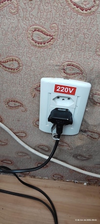 Tomada não encaixava, o frigobar ficou desligado.