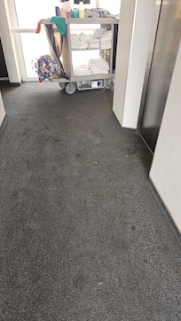 Pisos sucios pasillo habitaciones
