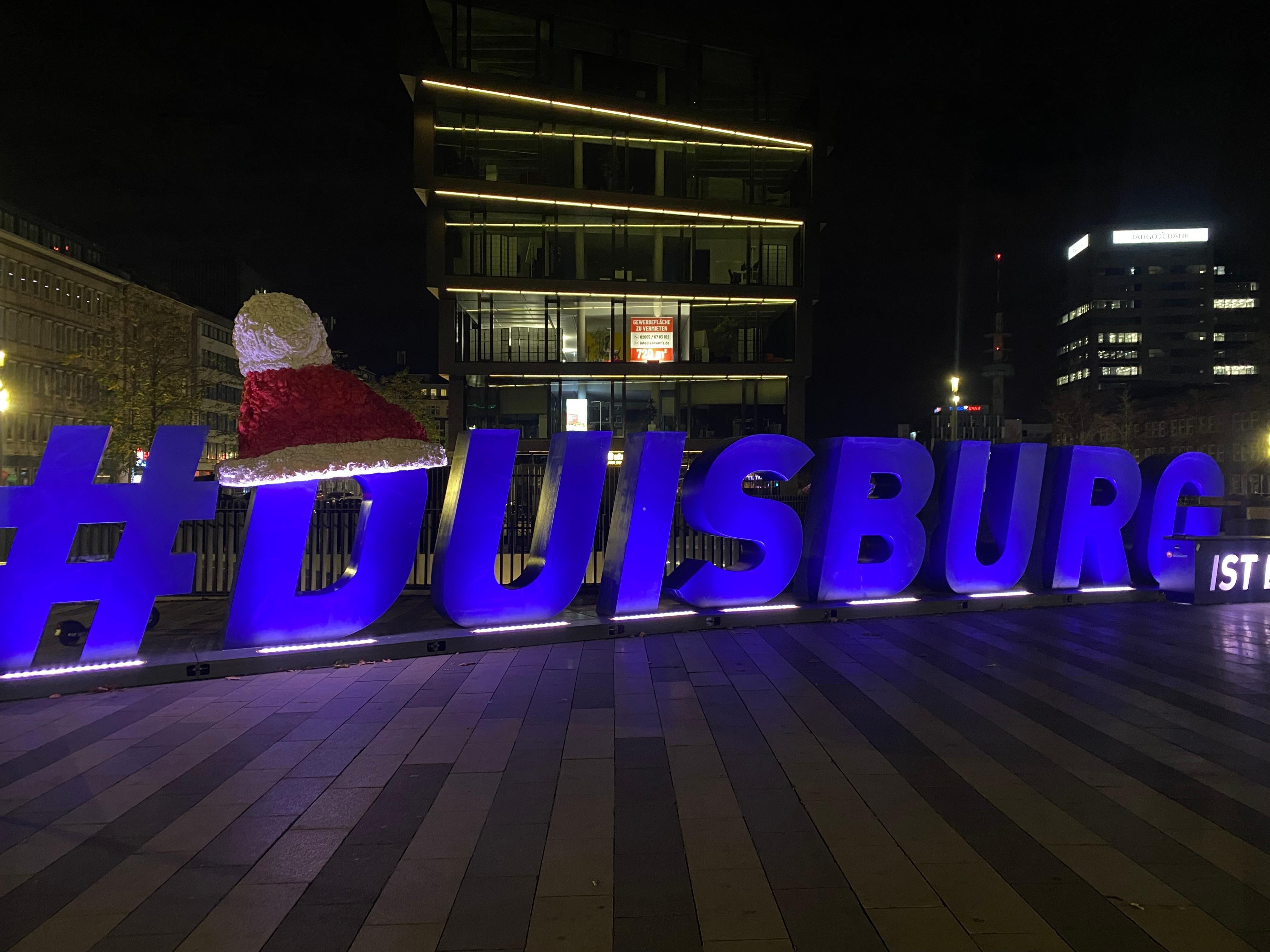 Foran hotellet - meget centralt. 