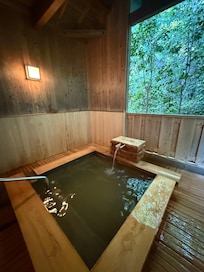 貸切露天風呂(ひのきの露天風呂)
Private open-air "Hinoki" (Japanese cypress) bath