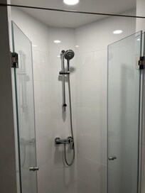 扉があっても洗面台の方もビシャビシャに濡れたので注意が必要。
違う階は水圧が低くてそれはそれで困ったらしい。