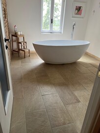 Großes Badezimmer im OG