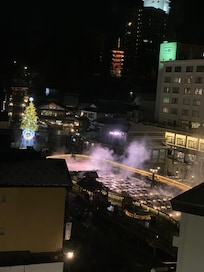 部屋から見えるライトアップ湯畑①