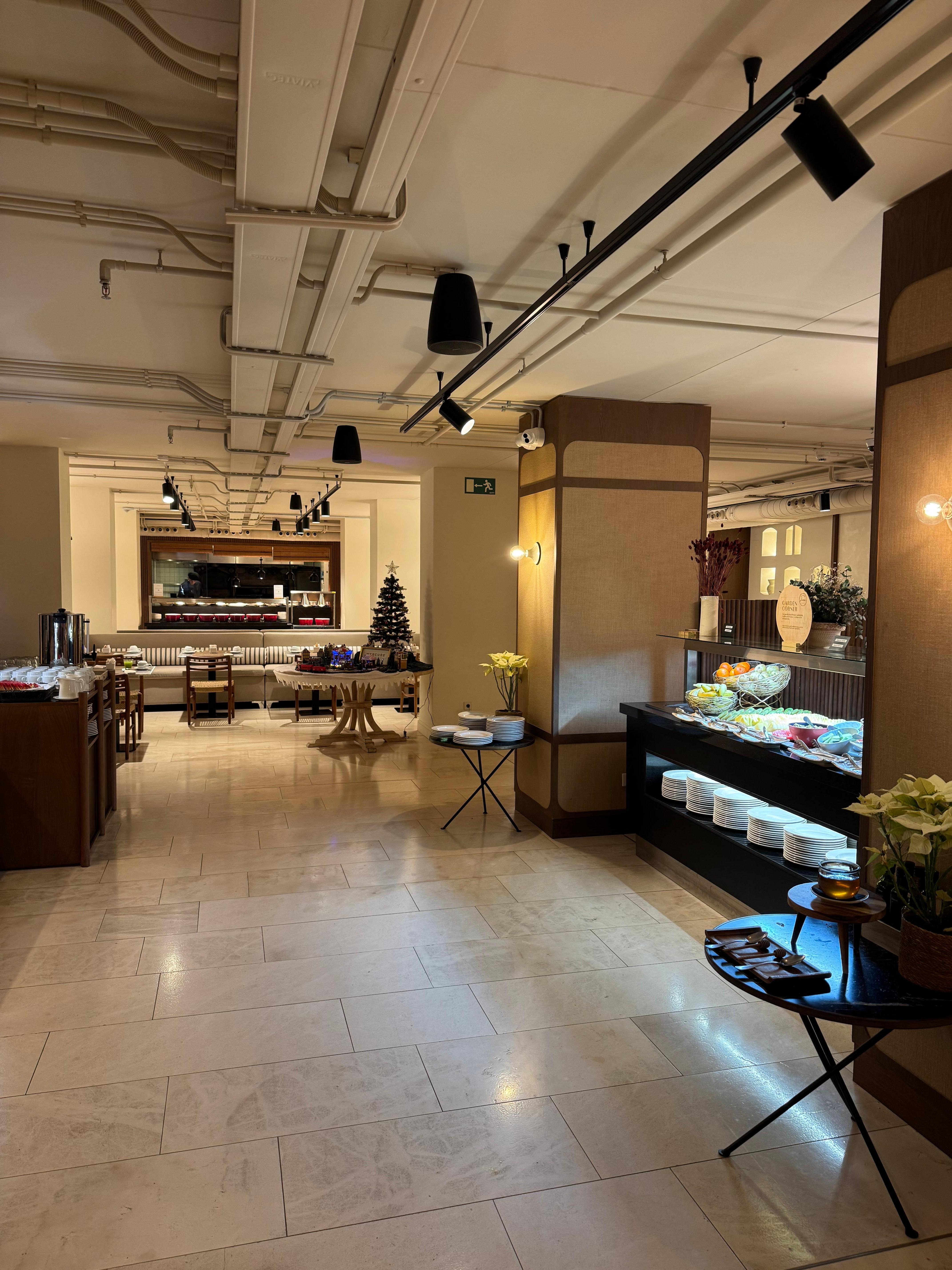 Sehr gutes reichhaltiges, abwechslungsreiches Frühstück im schönen Ambiente