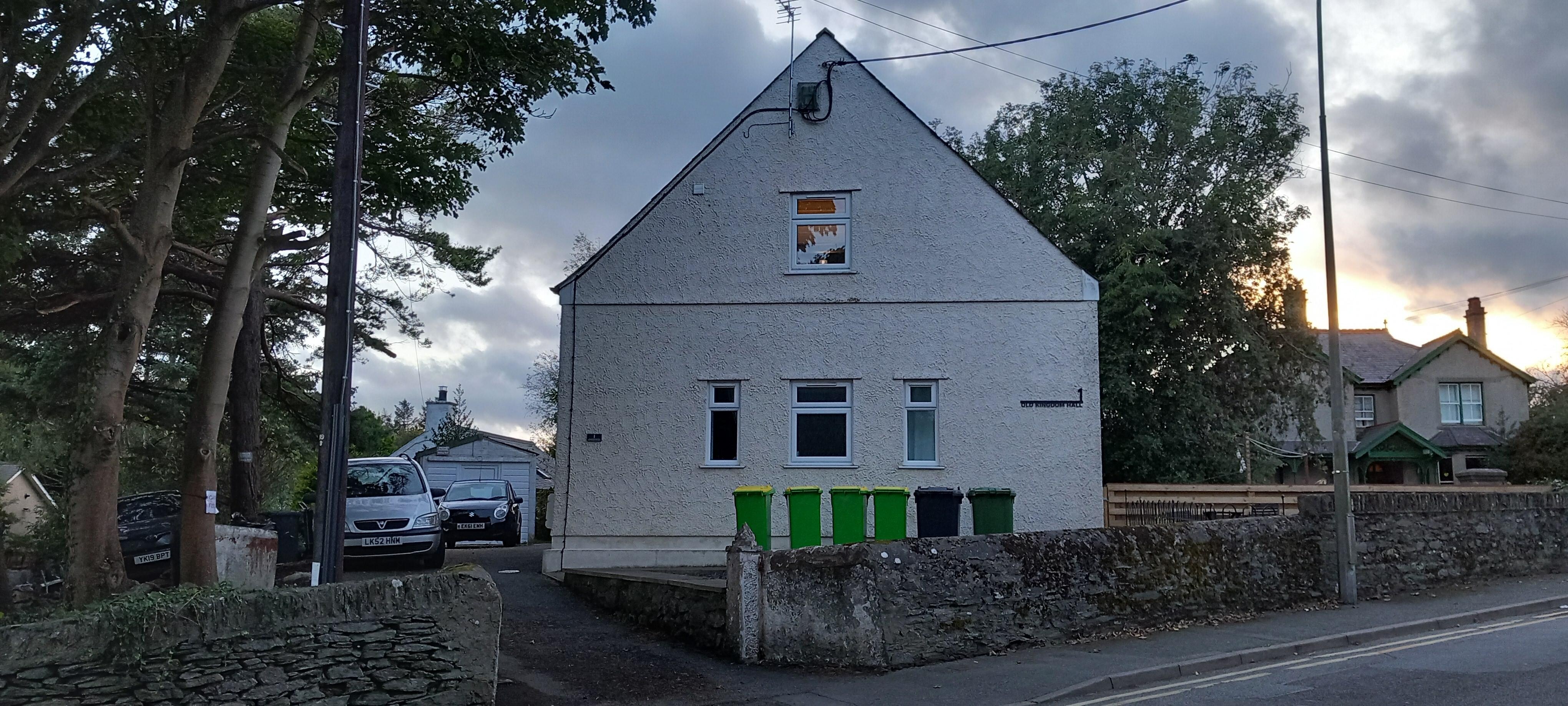 I attach some photos you would not see while booking.