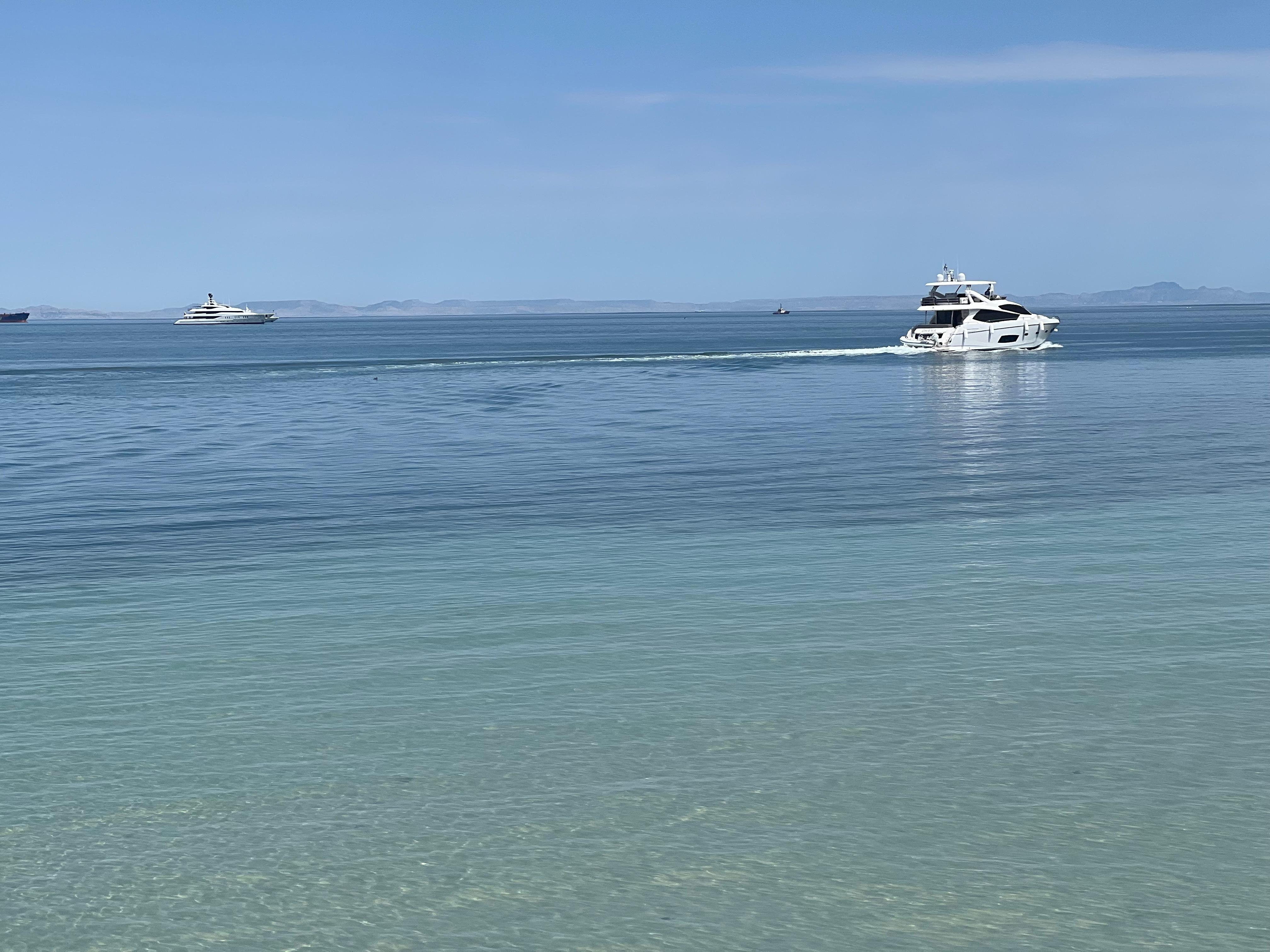 Vista de la playa que tienen junto