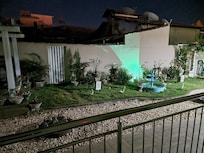 Foto noturna do jardim interno