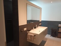Das Badezimmer - was nicht zu sehen ist, weil hinter der Waschbeckenwand: eine mega Luxus-Dusche! Die Kinder und ich haben sie geliebt!