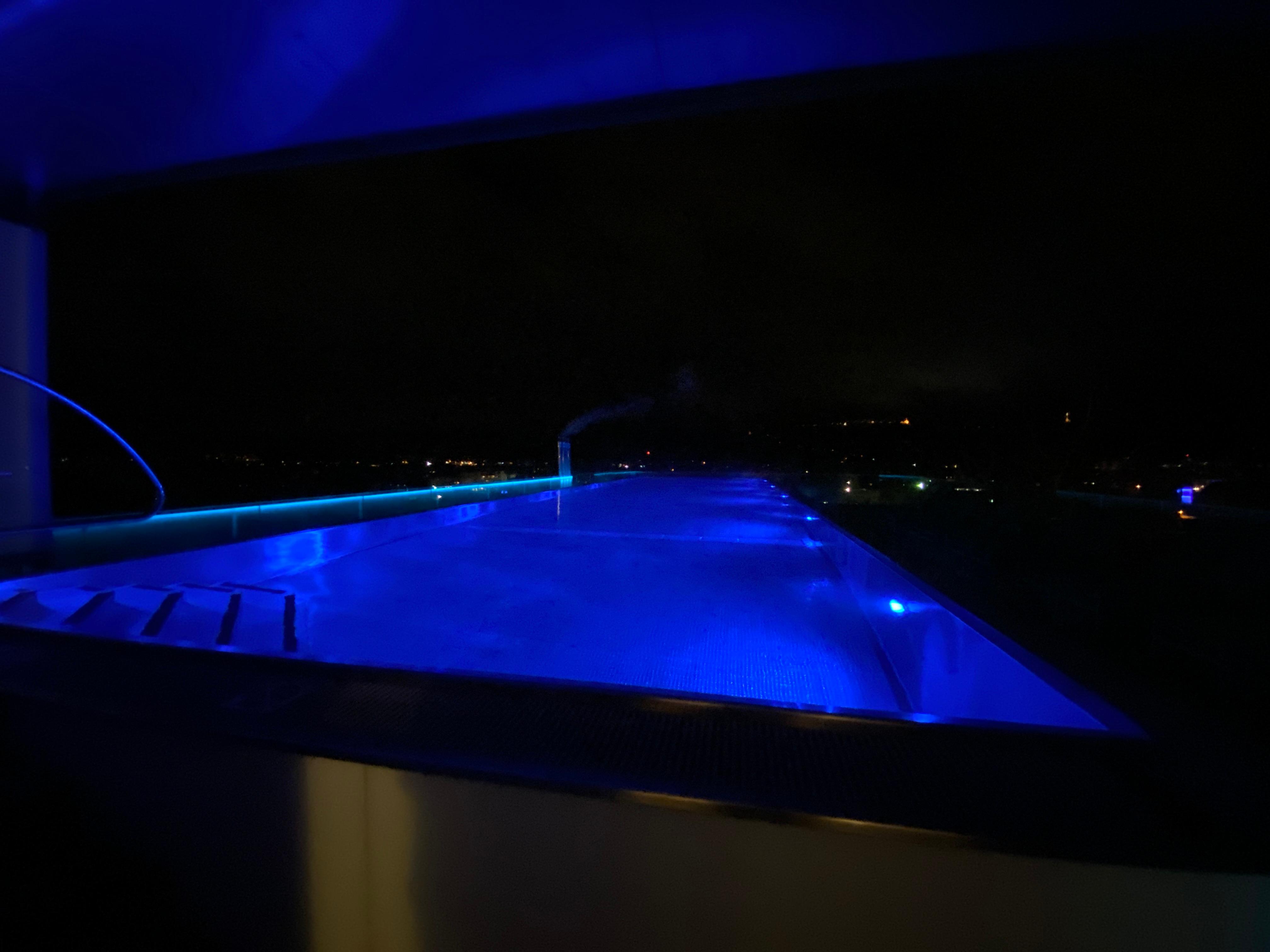 Roof pool