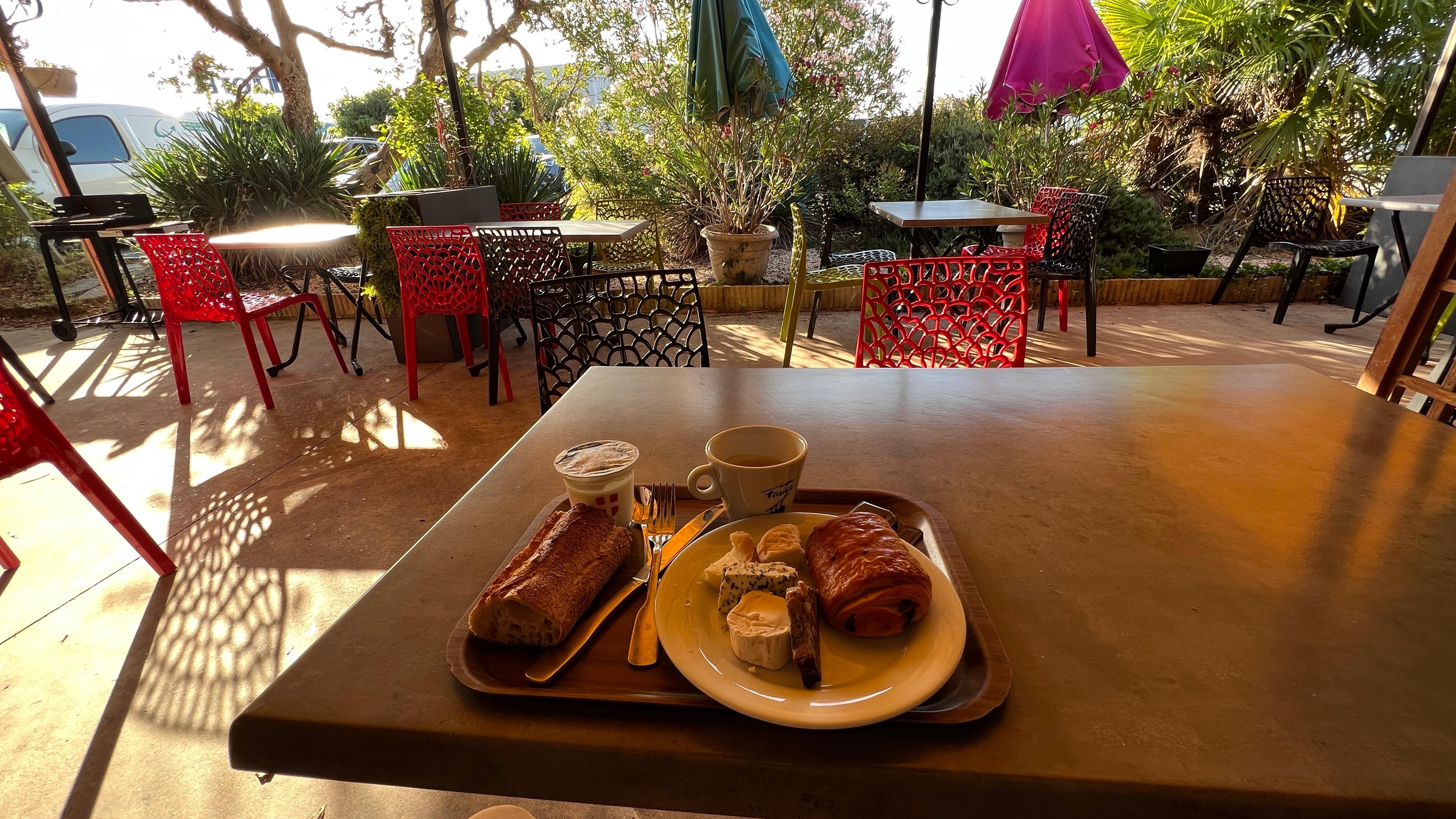 Petit déjeuner en terrasse 