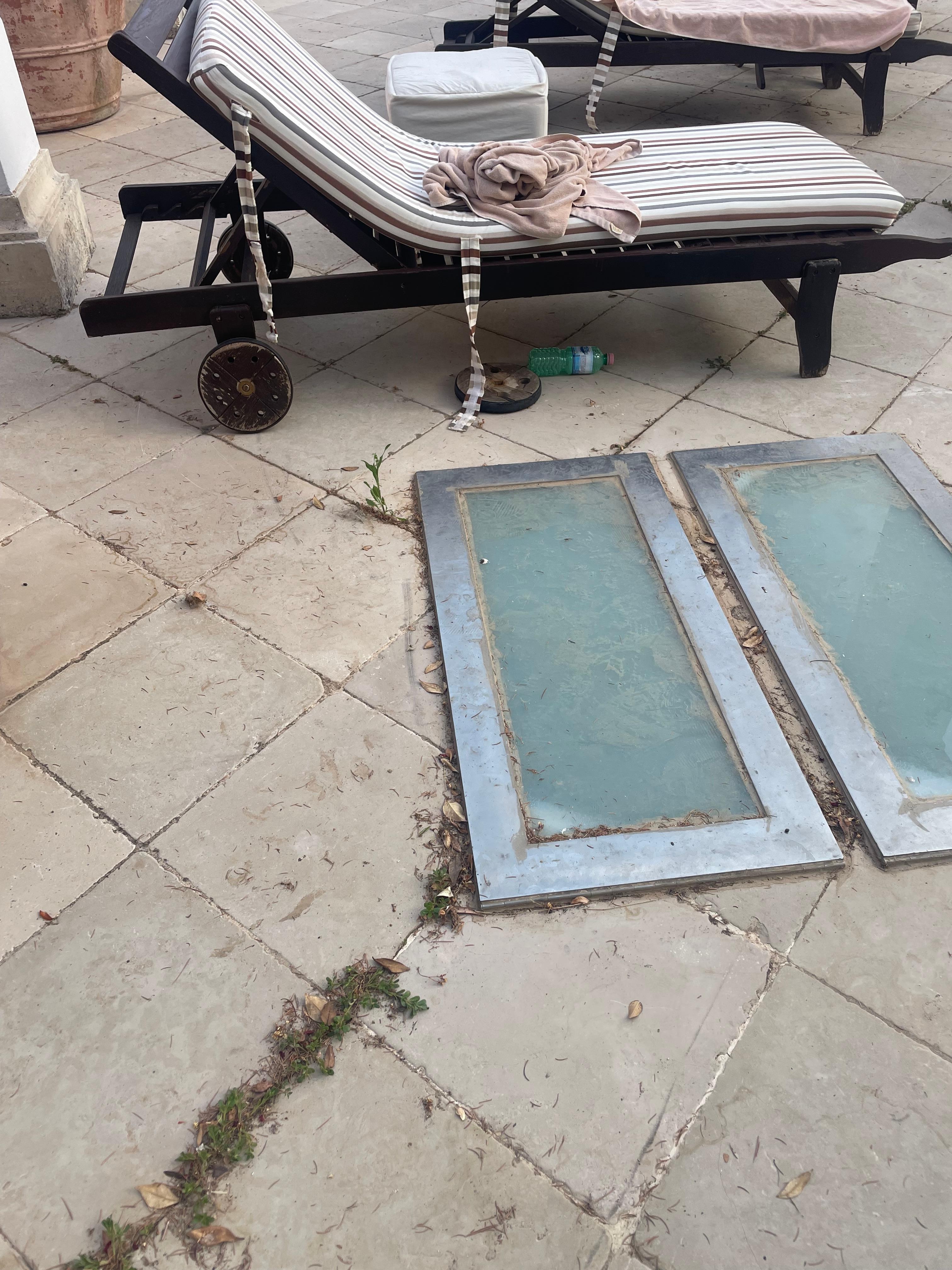 Terrasse de la piscine avec transats branlants