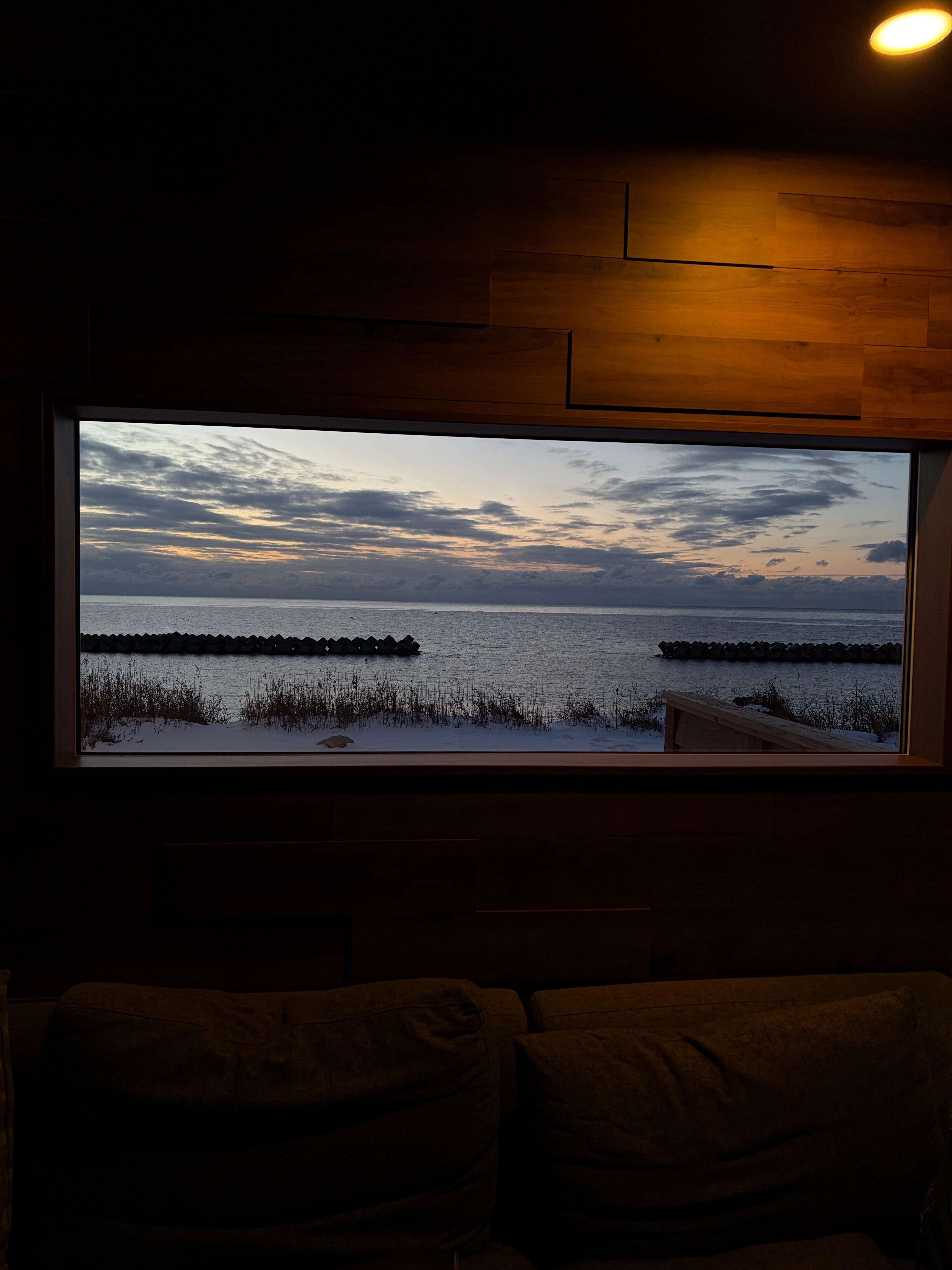 早朝部屋の窓からの景色