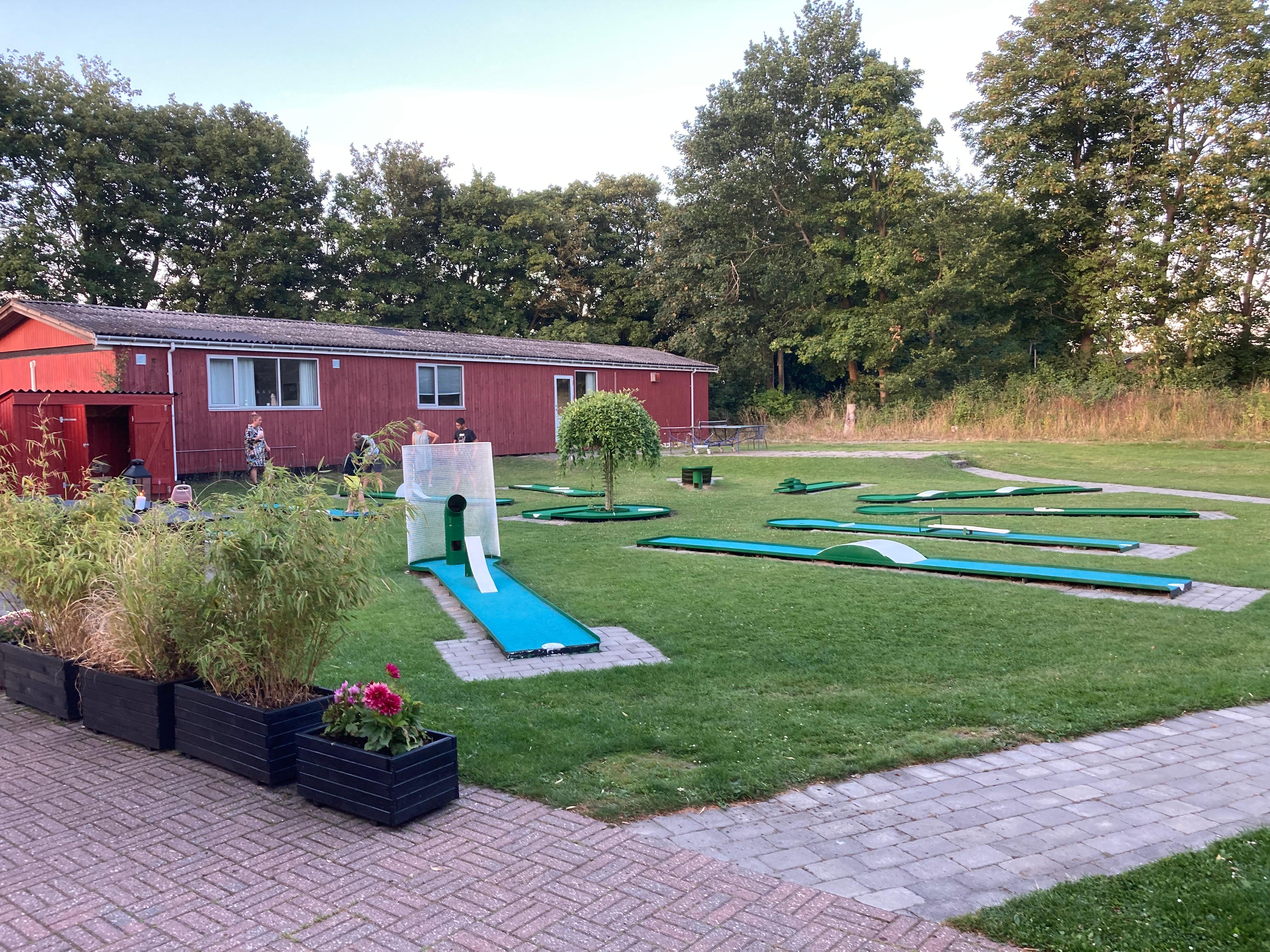 Minigolf, badminton och bordtennis