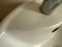 Dirty sinks not cleaned