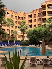 Piscine de l’hôtel, ambiance familiale