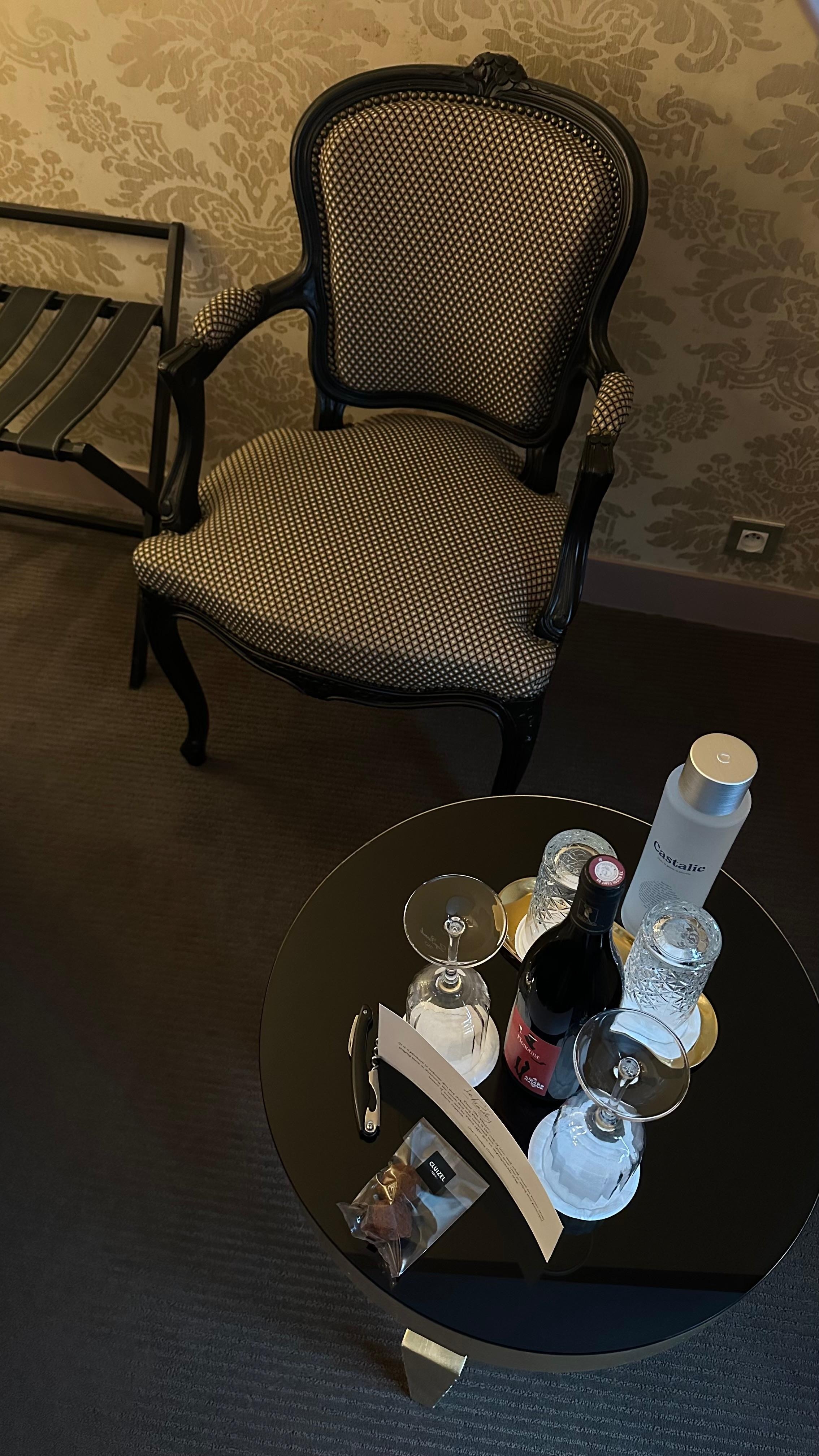 Zimmer, genug Stauraum (Schrank)