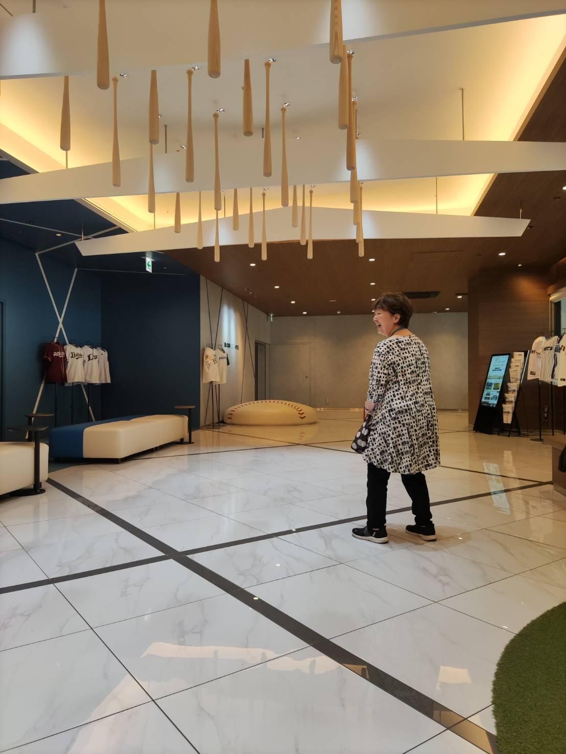 昨年は
天井からの バットも
見ぬまま お部屋に 
今回は アウト後がに 
グローブの椅子、ボール型の椅子にも腰掛け 大変満足、満足(笑)