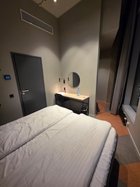 Smal table and chair with mirror.