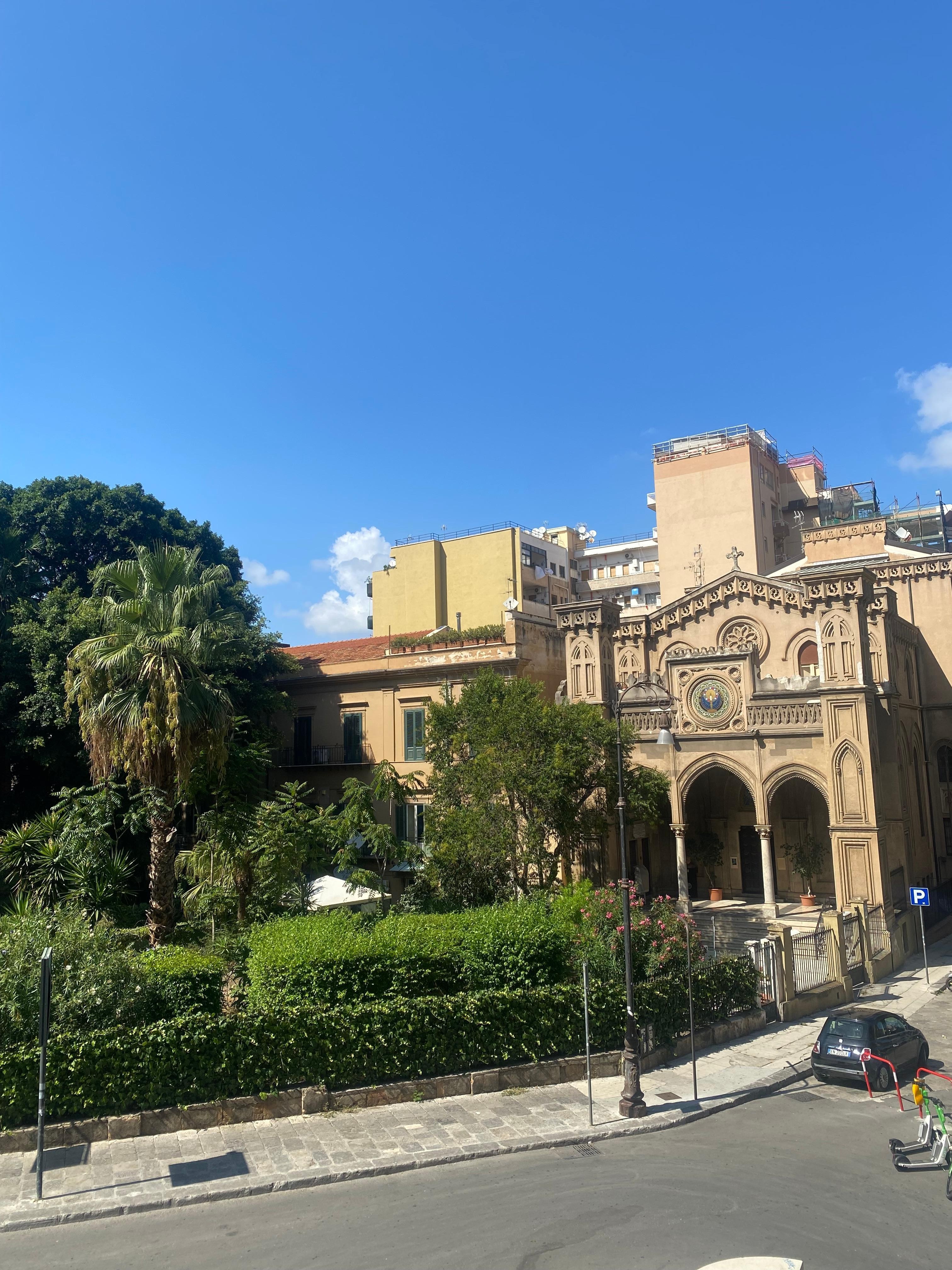 Sur la place, au pied de l’immeuble