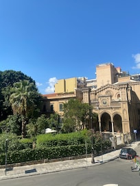 Sur la place, au pied de l’immeuble