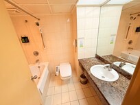 ユーティリティ設備は古いですがシャワートイレにバスタブ付き