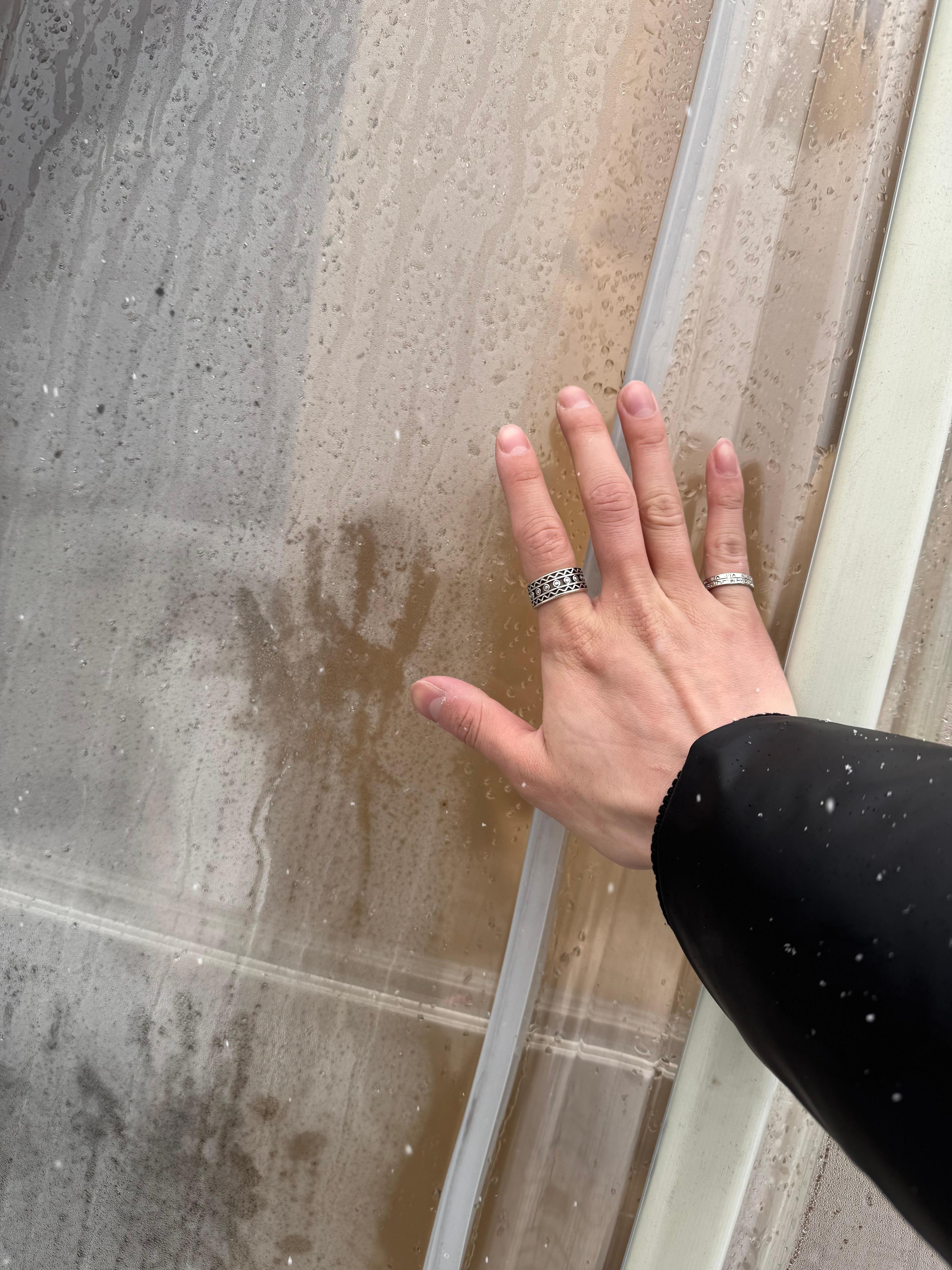 子供の手形。写真は大人