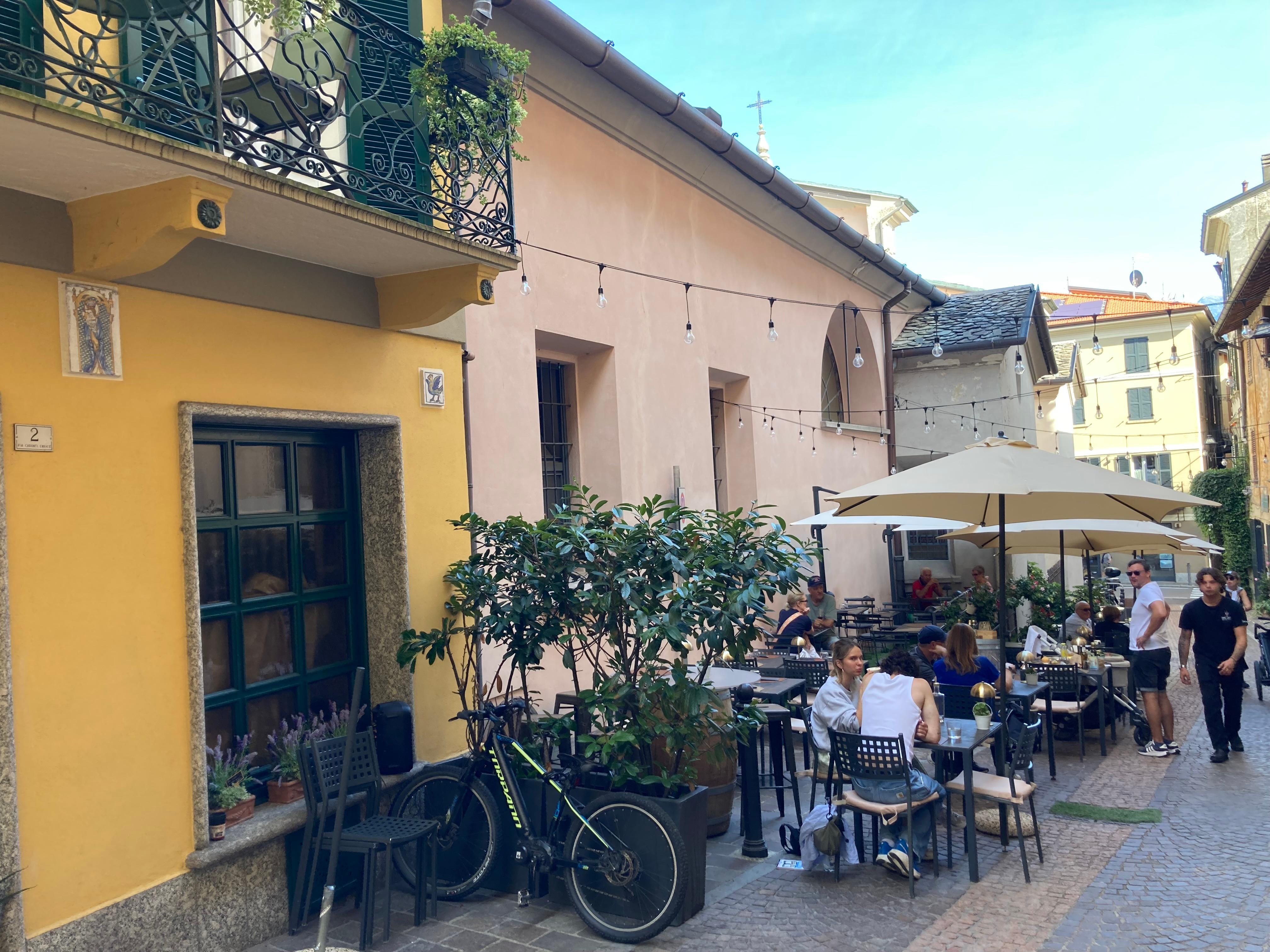 The Diver is located on a friendly, neighborhood street (not touristy) and is close to everything. 