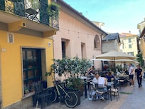 The Diver is located on a friendly, neighborhood street (not touristy) and is close to everything.