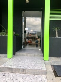 Recepción sola con puerta cerrada