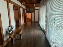 복도입니다. 우측으로는 밖으로 이어져 있고, 좌측에는 여러 방이 있습니다.