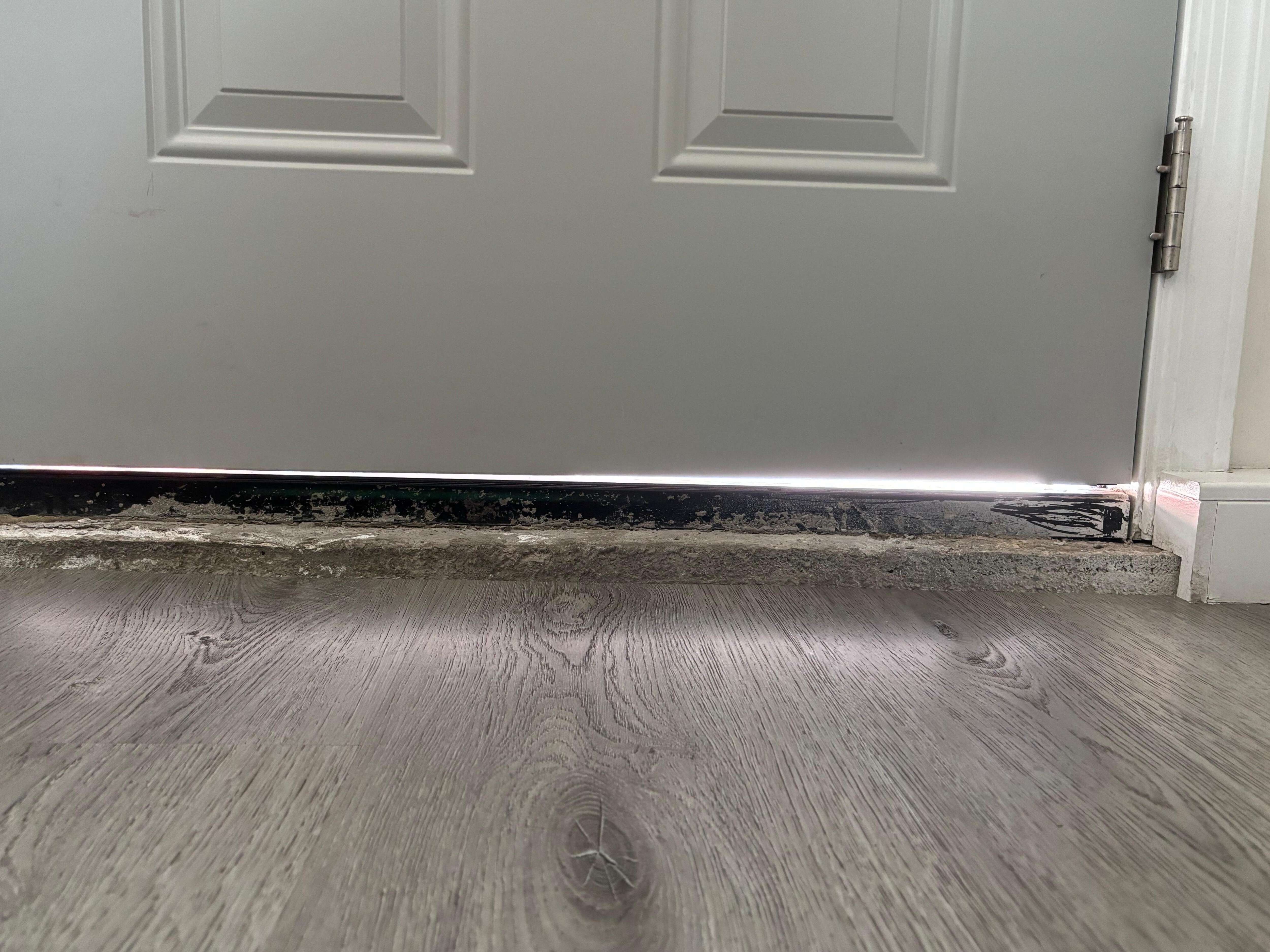 The installation gap allowing gnats to enter. 