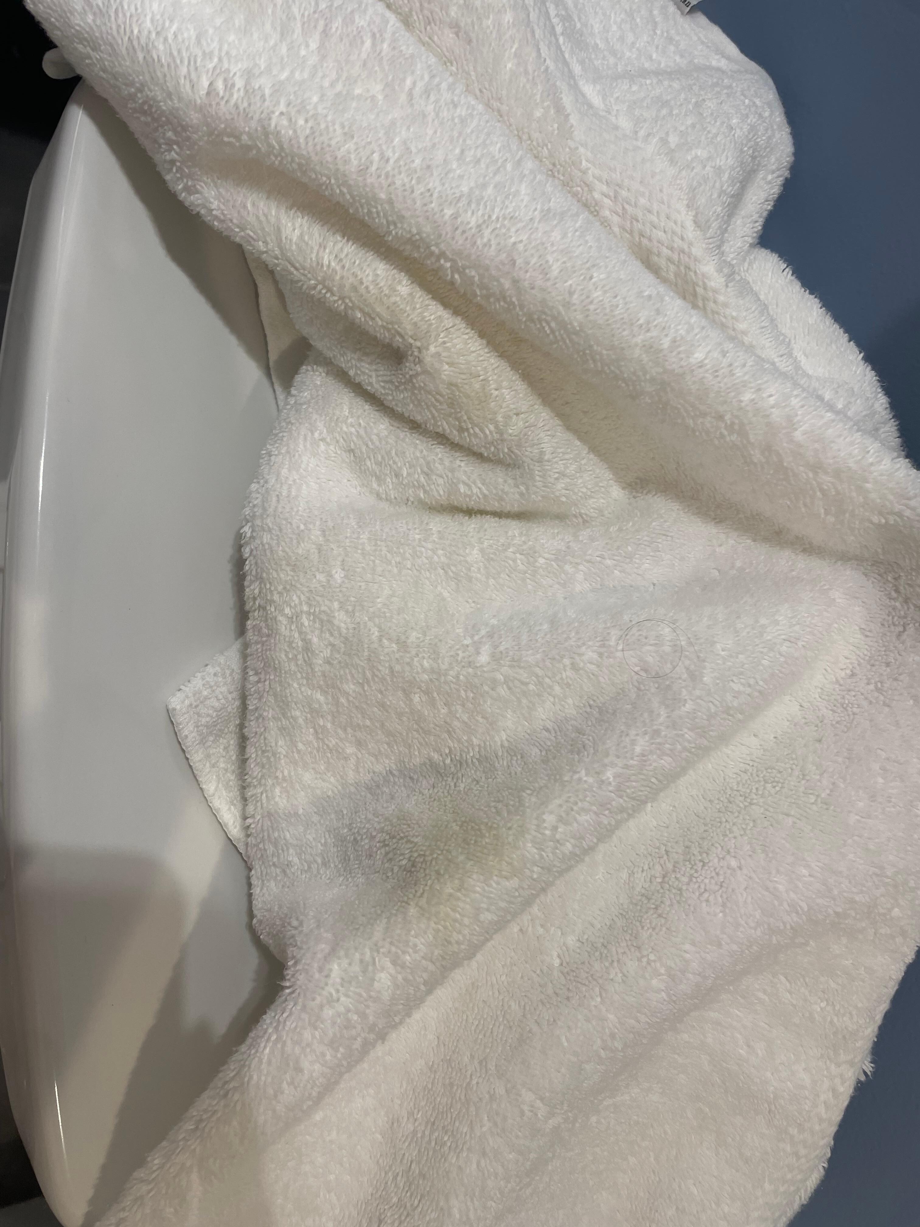 Stained towels we asked for more but the housekeeper didn’t speak English and didn’t understand 