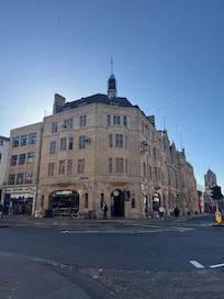 관광지 상점 몰 공항가는 버스정류장도 인접함