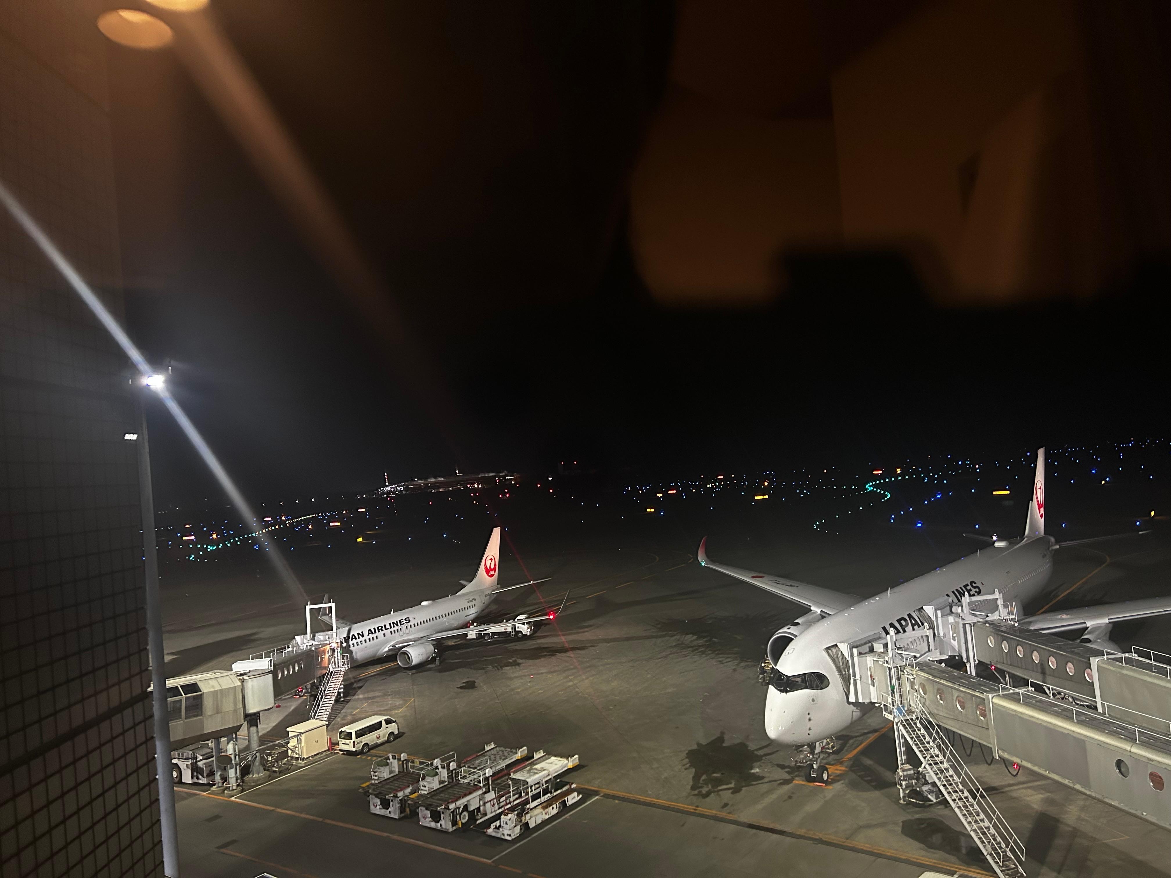 部屋からはお休み中の飛行機が見られる