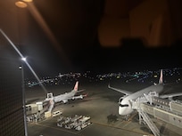 éšå±ããã¯ãäŒã¿äžã®é£è¡æ©ãèŠããã