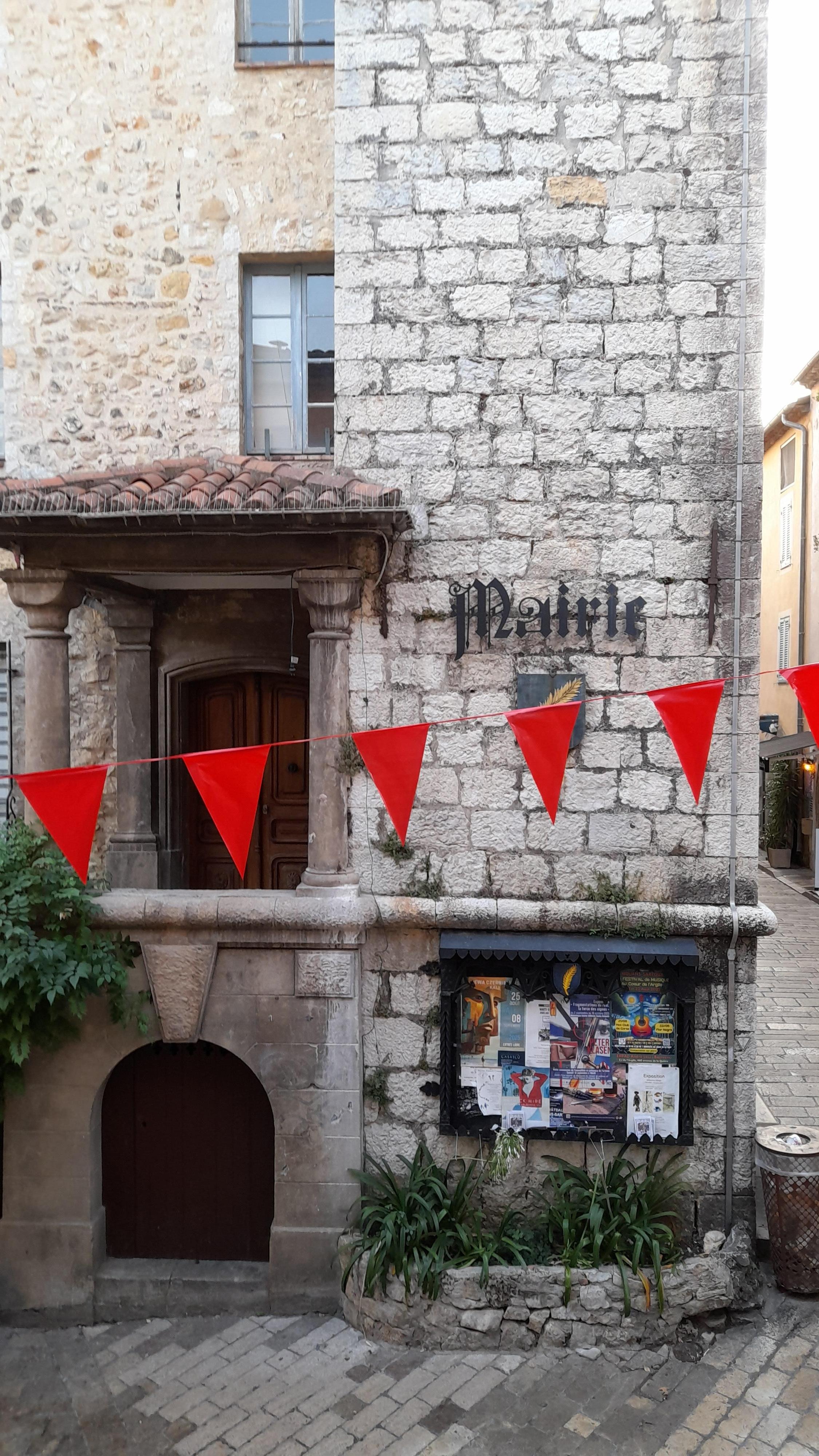 Mairie de Valbonne  juste à côté. 