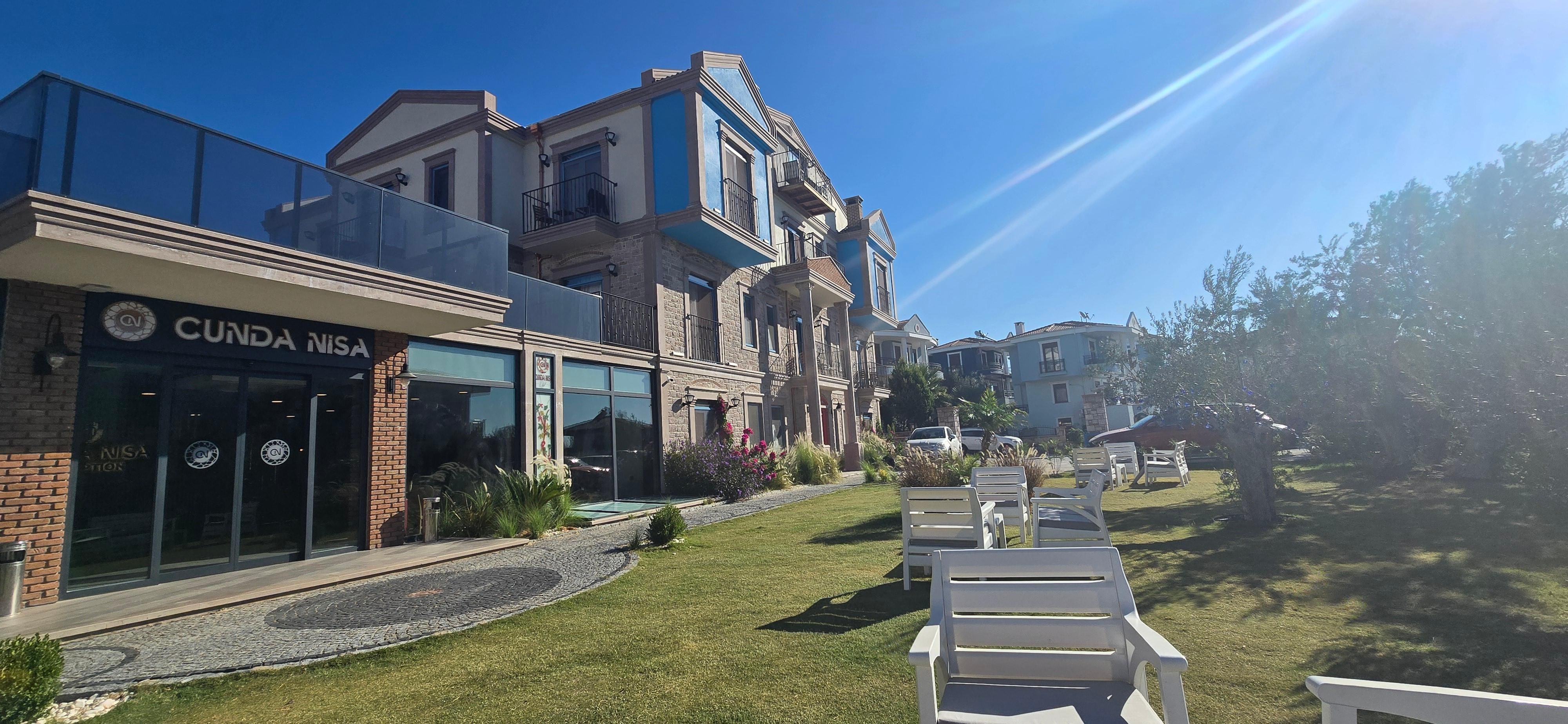 The large garden in front of the Hotel.
