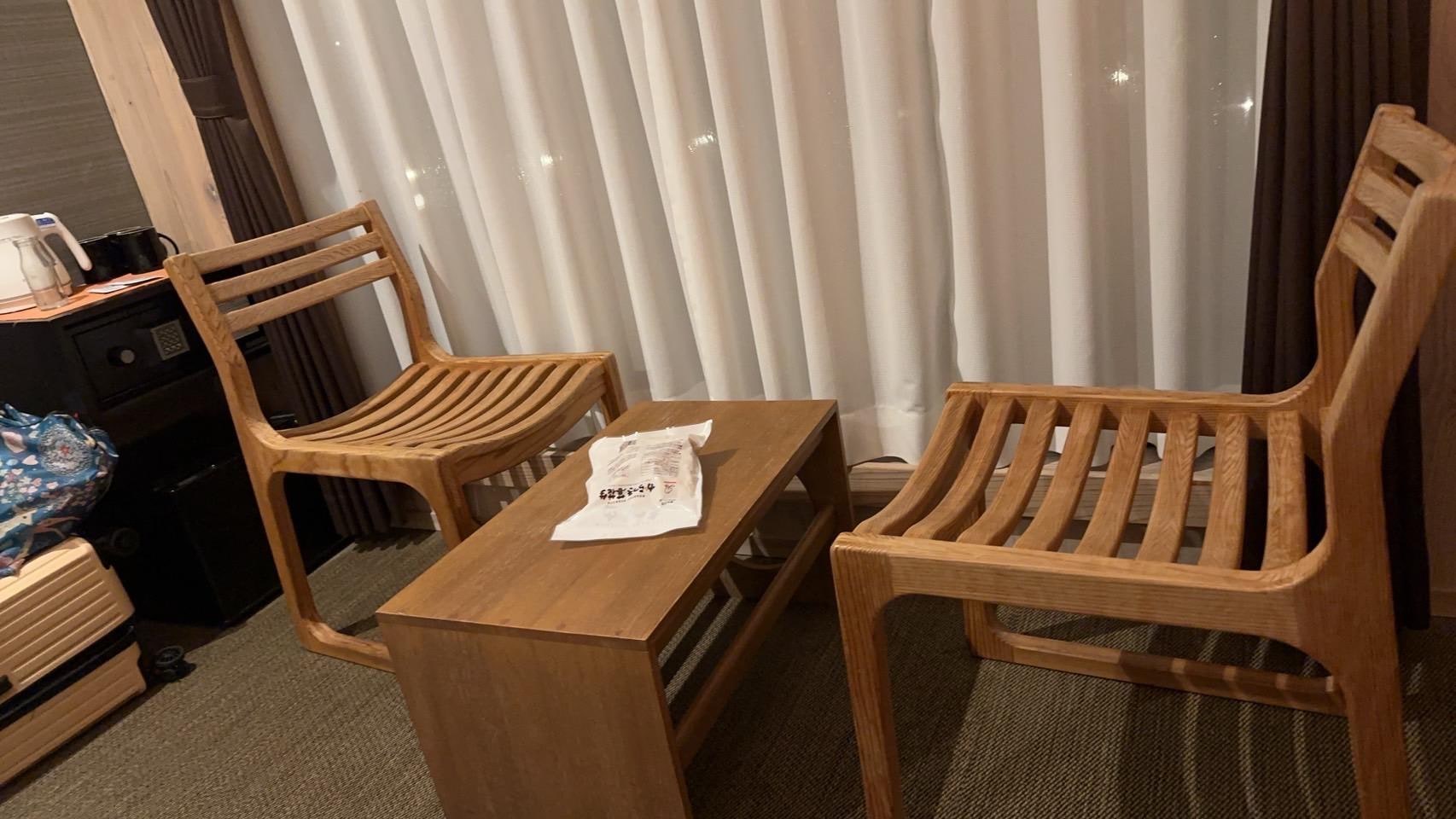 需把椅子挪開，才有位子把行李打開