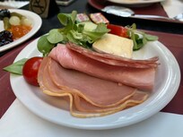このサラダの葉っぱ、日本であまり見たことないかも、美味しくてハマった。ドレッシングオイルとバルサミコ、塩を少しふるスタイルも好き。