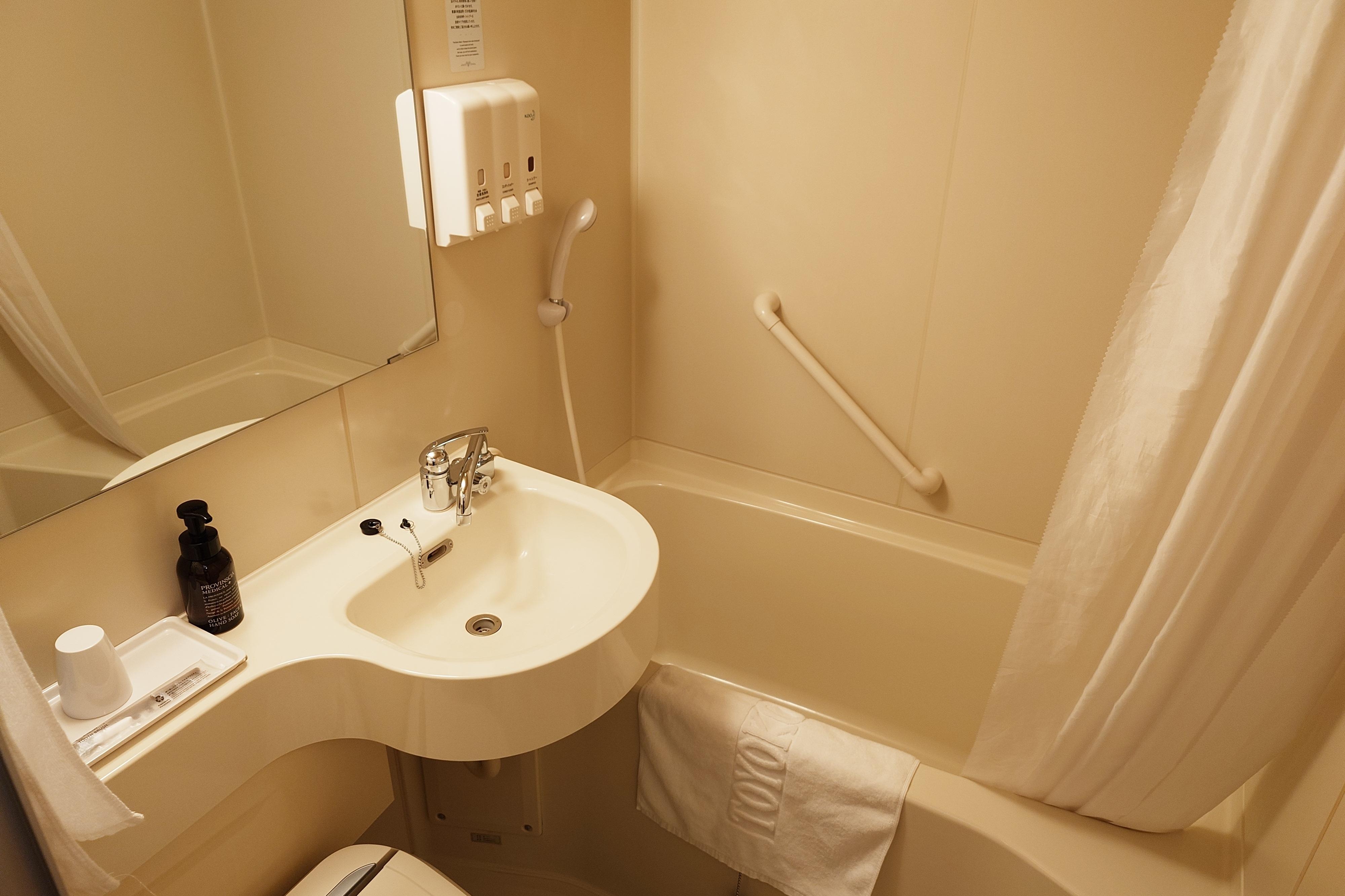 單人房的浴室。有個特點是：無論是在凌晨或深夜，隨時都有熱水，而且速度極快，蓮蓬頭的水壓也充足，這對旅人的盥洗十分便利。