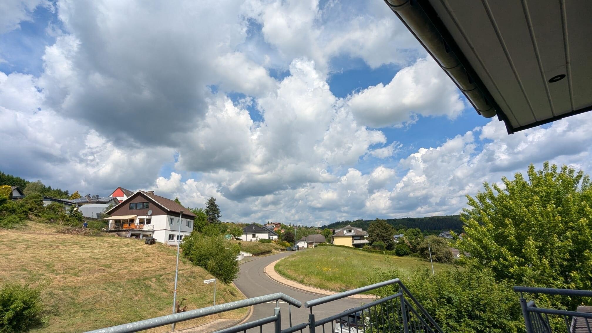 Blick vom Balkon auf die Umgebung