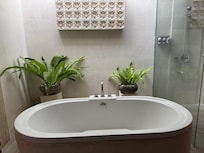 Wonderful bath and amenities top notch!