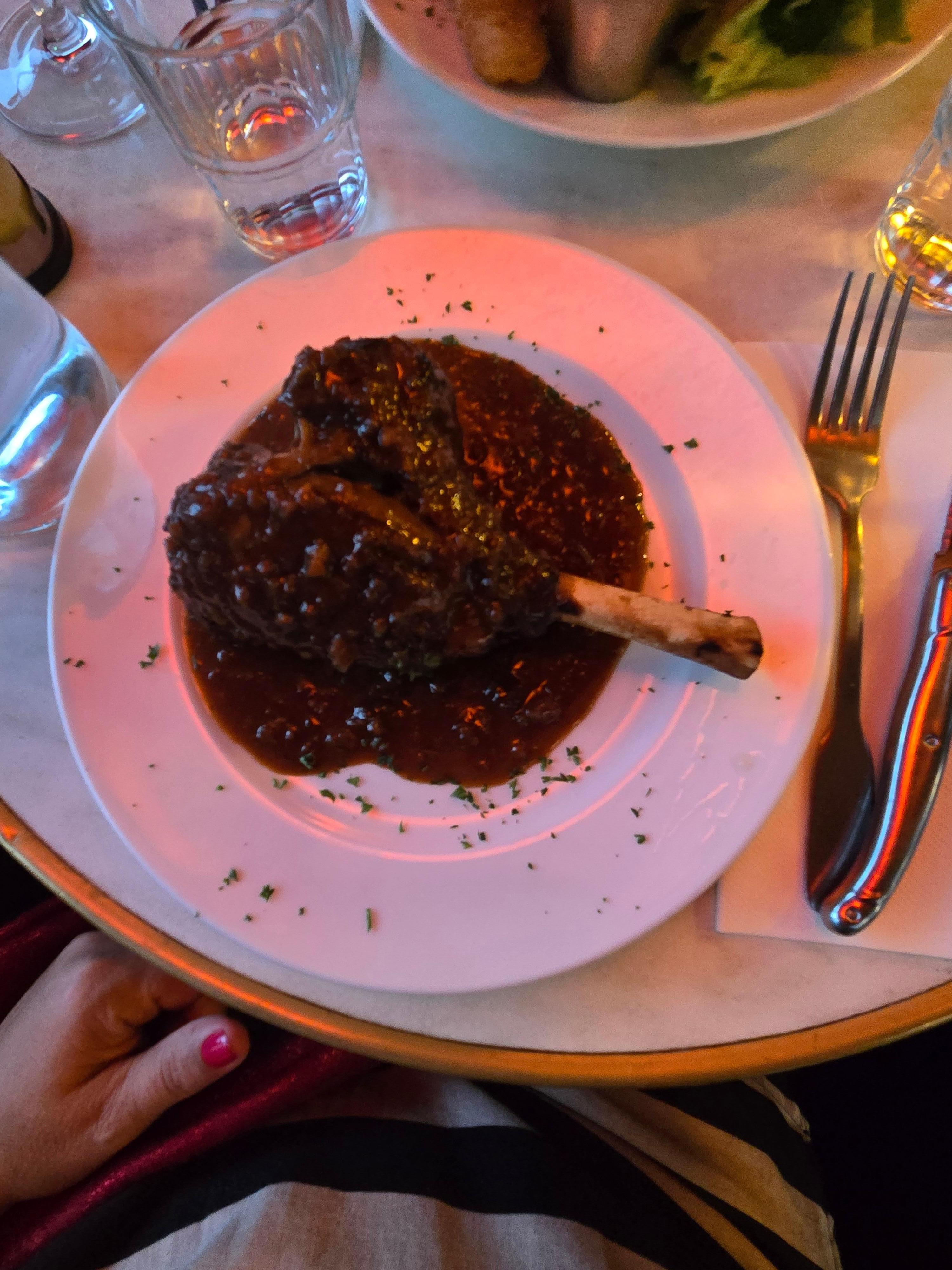 Restaurants 2 minute walk