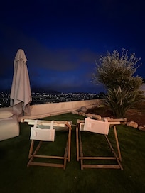 La vue by-night depuis la terrasse est incroyable