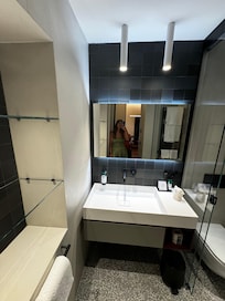 Bathroom: lots of space