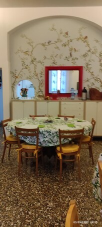Nous avons été agréablement surpris du petit déjeuner copieux et varié. Bravo à la propriétaire de cet hôtel. Nous garderons un bon souvenir